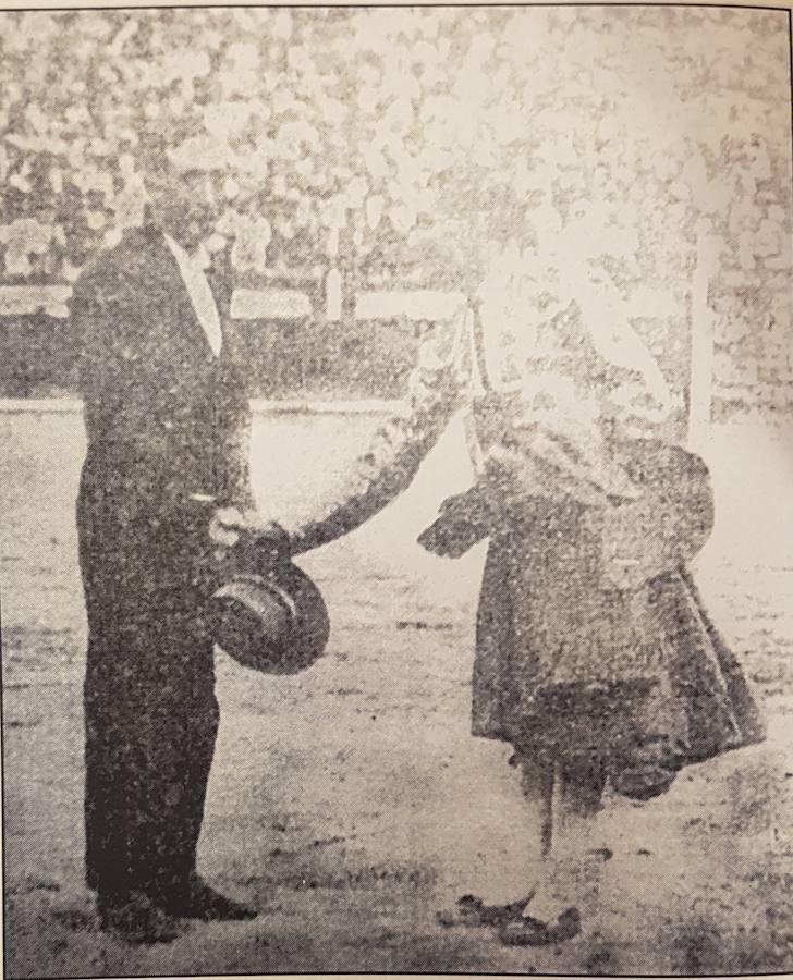 Filiberto Ingelmo, mayoral de la ganadería, saluda una ovación tras rodar el quinto de la tarde. 