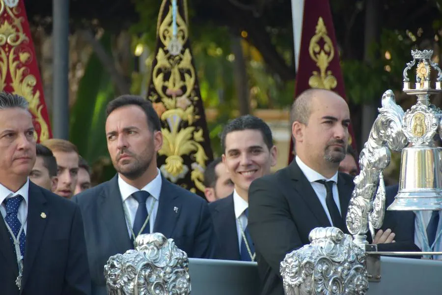 Miles de personas acompñan a la patrona de la localidad en un emotivo desfile 