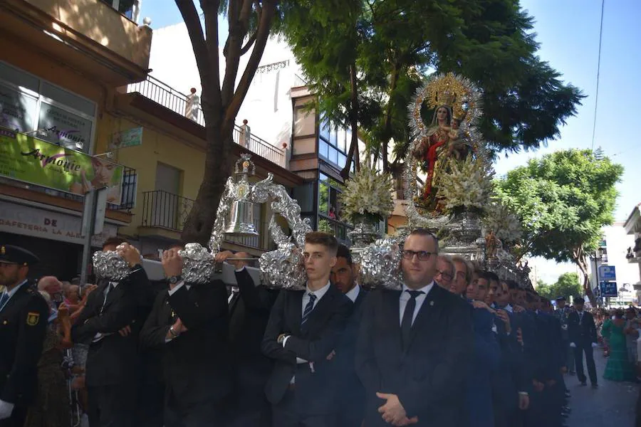 Miles de personas acompñan a la patrona de la localidad en un emotivo desfile 