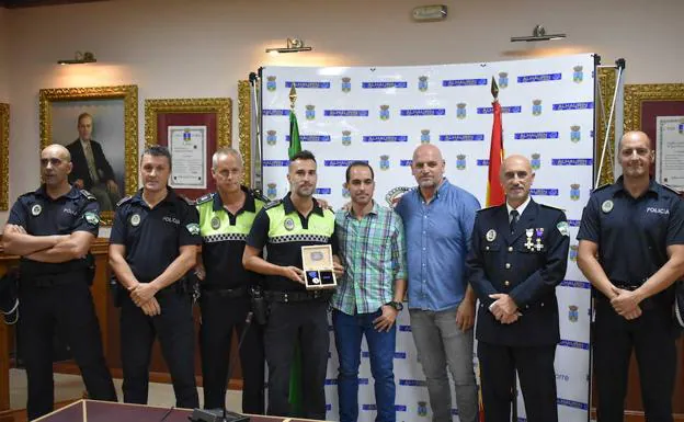 Acto de entrega de la medalla de plata al mérito policial por la intervención. 