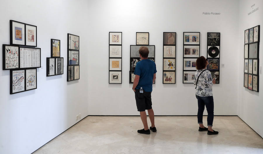 La Sociedad Económica de Amigos del País de Málaga acoge una muestra de portadas de vinilos firmadas por artistas como Picasso, Warhol, Dalí...