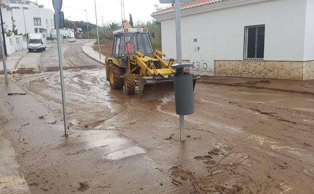 Imagen principal - La tromba de agua obliga a cerrar los túneles entre Cabopino y Nueva Andalucía