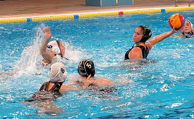 La carta de una madre malagueña que te animará a apuntar a tu hija a waterpolo