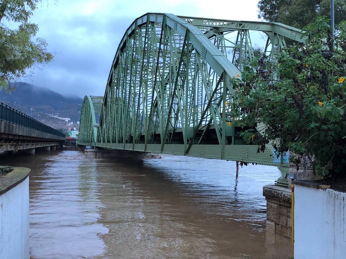 Cártama corta el puente sobre el Guadalhorce y alerta de un posible desbordamiento si sigue aumentando el cauce