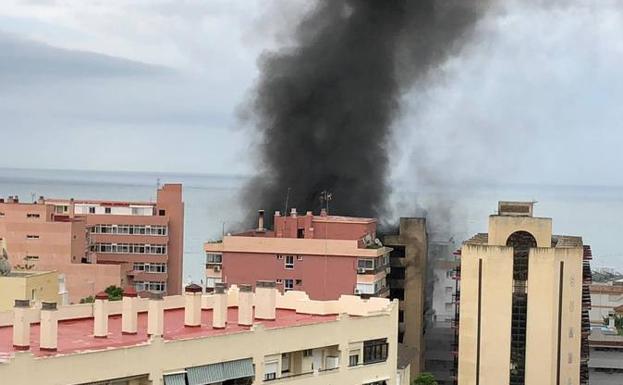 Columna de humo provocada por el incendio.