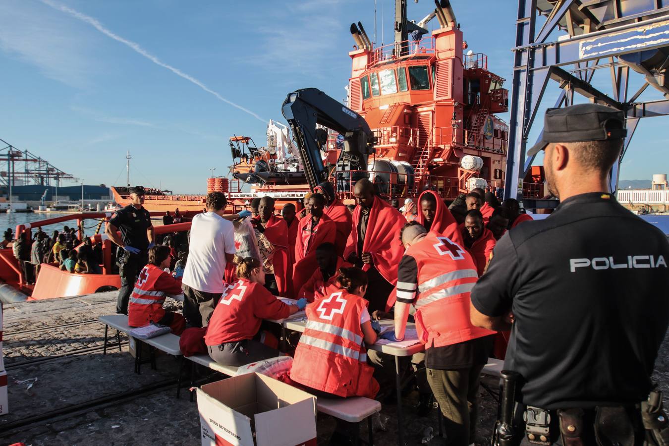 Tras ser asistidos por Salvamento Marítimo y Cruz Roja serán trasladados a San Roque por la falta de espacio en Málaga