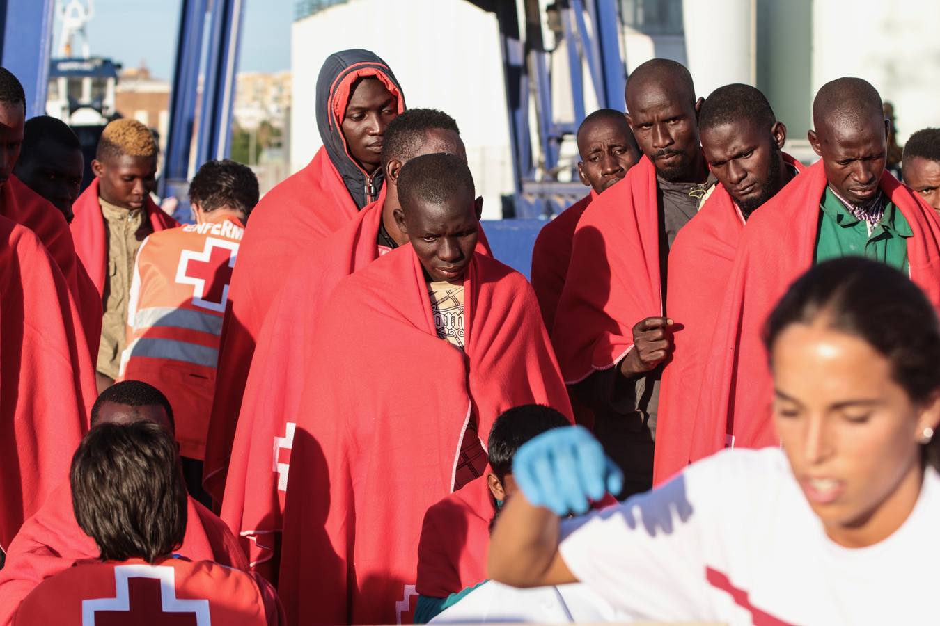 Tras ser asistidos por Salvamento Marítimo y Cruz Roja serán trasladados a San Roque por la falta de espacio en Málaga