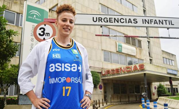 Ana García, en una de las entradas del Hospital Materno Infantil, donde trabaja actualmente. 