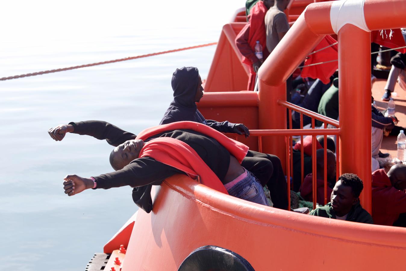 Tras ser asistidos por Salvamento Marítimo y Cruz Roja serán trasladados a San Roque por la falta de espacio en Málaga