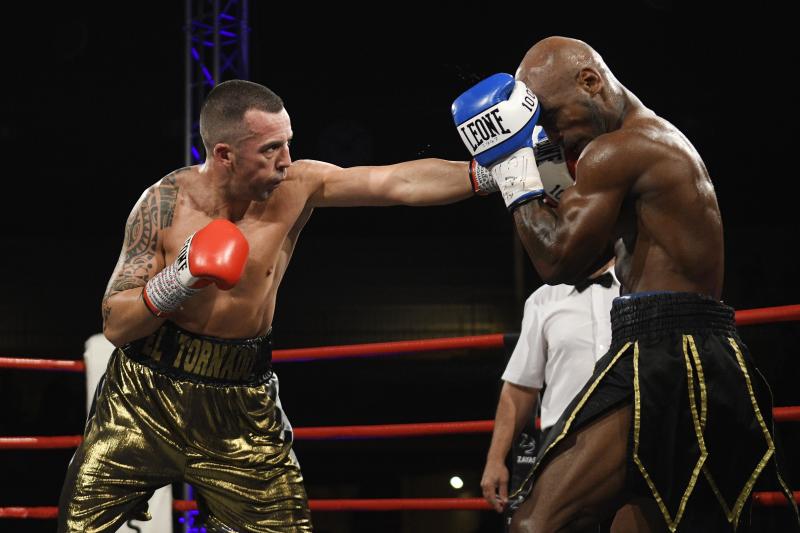 Ronny Alexander «El llanero» Landaeta vence a Anatoli Hunanyan y se proclama campeón de la Unión Europea del peso supermedio