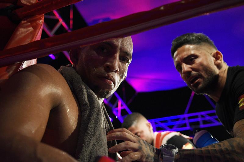 Ronny Alexander «El llanero» Landaeta vence a Anatoli Hunanyan y se proclama campeón de la Unión Europea del peso supermedio