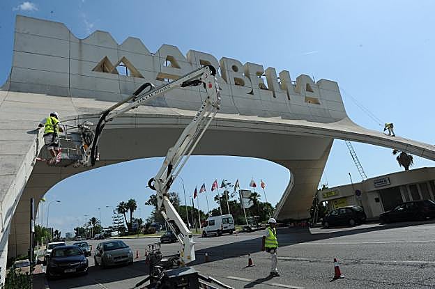 Los trabajos para la canalización de la iluminación en el arco precisaron de una grúa. 