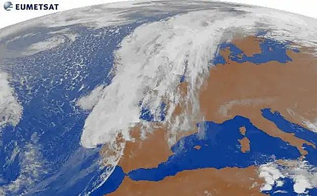 El huracán Leslie pierde intensidad pero se mueve más rápido