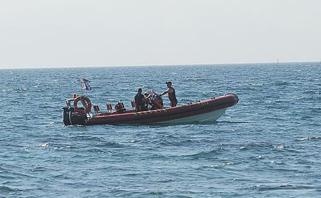 Efectivos de la Unidad Subacuática de Bomberos en plena acción. 