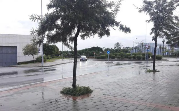 Imagen principal - Finaliza el aviso amarillo que ha dejado lluvias moderadas en la provincia de Málaga