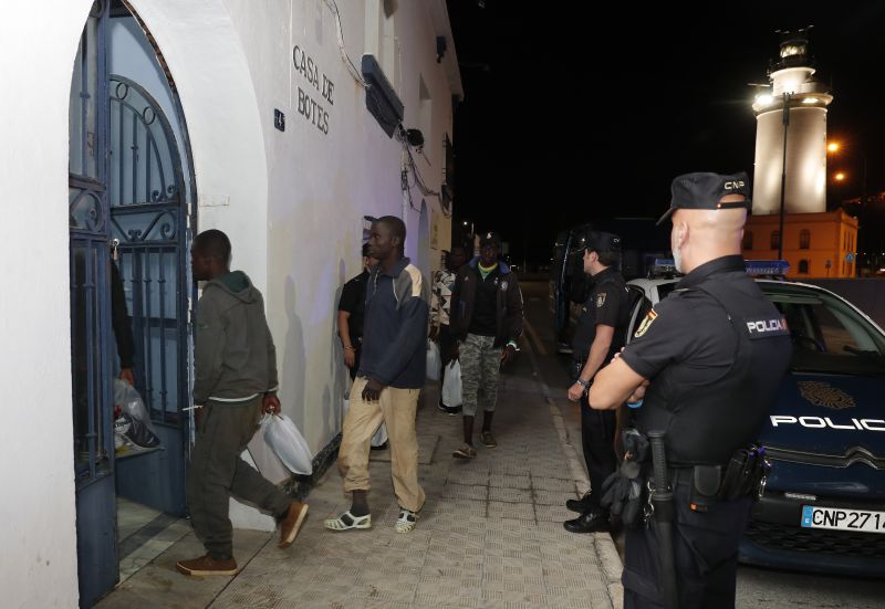 Tras ser asistidos por Salvamento Marítimo y Cruz Roja serán trasladados a San Roque por la falta de espacio en Málaga