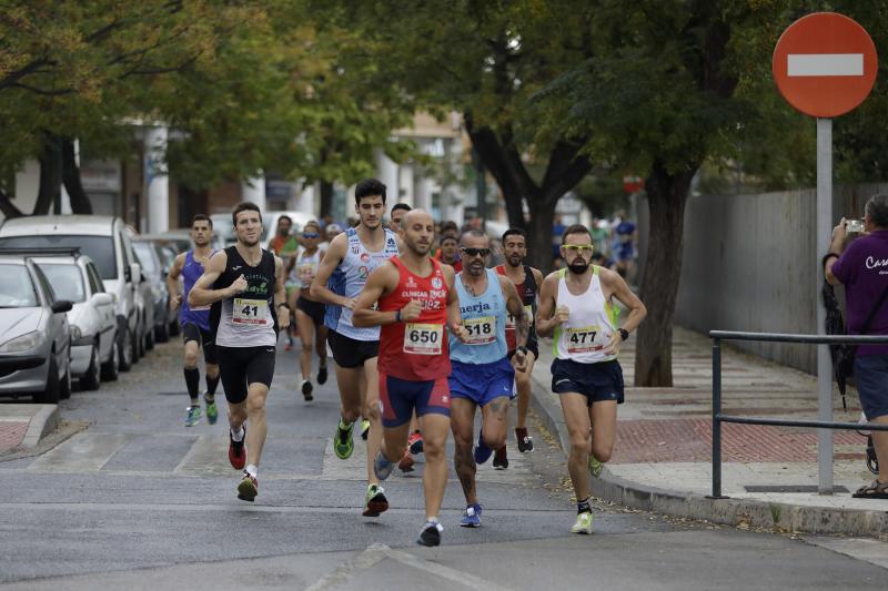 El Distrito Carretera de Cádiz acogió este domingo la carrera que discurre entre estos dos barrios de la capital y en el que han participado unos 700 corredores