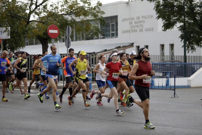 El Distrito Carretera de Cádiz acogió este domingo la carrera que discurre entre estos dos barrios de la capital y en el que han participado unos 700 corredores