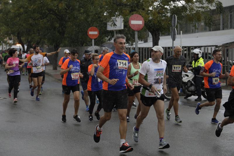 El Distrito Carretera de Cádiz acogió este domingo la carrera que discurre entre estos dos barrios de la capital y en el que han participado unos 700 corredores