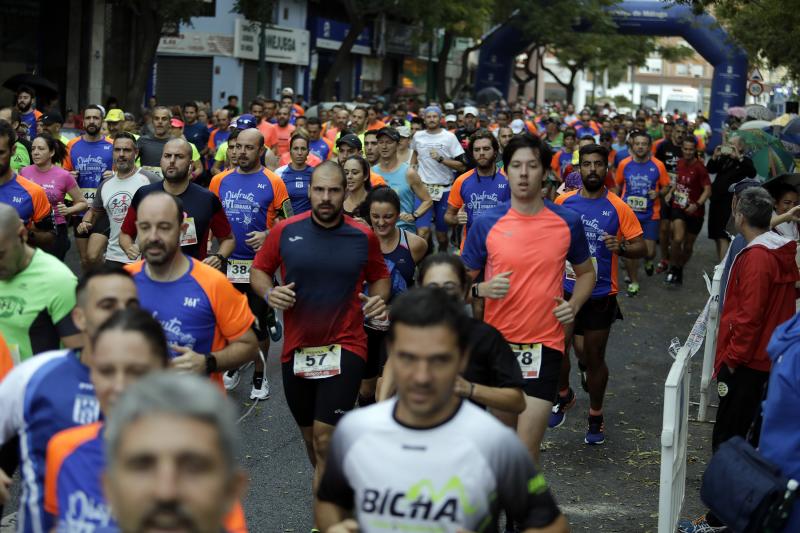 El Distrito Carretera de Cádiz acogió este domingo la carrera que discurre entre estos dos barrios de la capital y en el que han participado unos 700 corredores