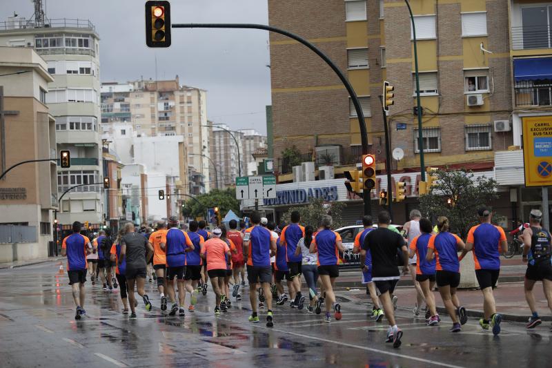 El Distrito Carretera de Cádiz acogió este domingo la carrera que discurre entre estos dos barrios de la capital y en el que han participado unos 700 corredores