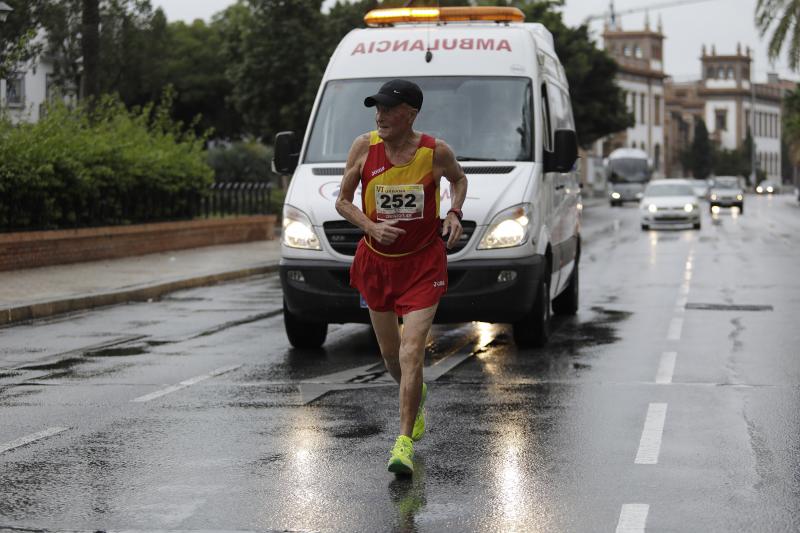 El Distrito Carretera de Cádiz acogió este domingo la carrera que discurre entre estos dos barrios de la capital y en el que han participado unos 700 corredores