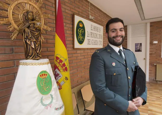 Óscar Arenas, en el cuartel de Monzón, su anterior destino antes de pasar a Alfafar. :: Manuel Molines