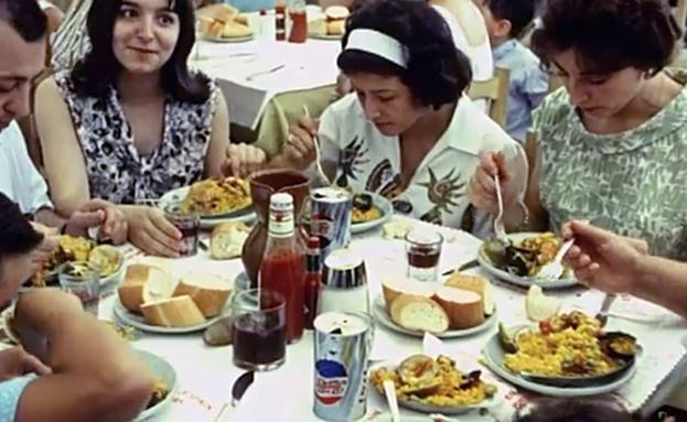 Clientes comiendo paella en la marisquería española de la Feria Mundial 1964.