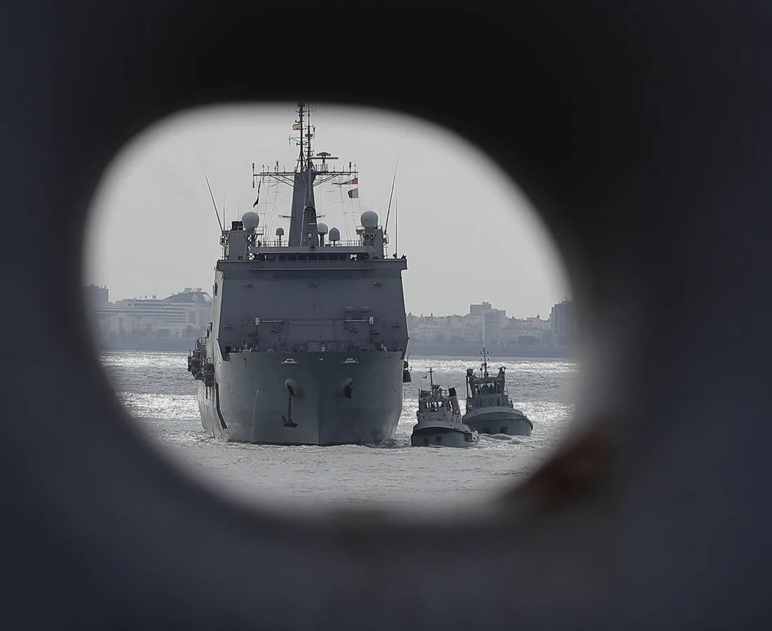 24 horas de navegación en el 'Juan Carlos I' sirven para conocer de primera mano cómo se desarrolla el día a día de este portaaviones, el buque insignia de la Armada española, que puede llevar en sus entrañas un arsenal. Desde puesto de mando a las cocinas, todo debe muy sincronizado para que todo funcione adecuadamente.