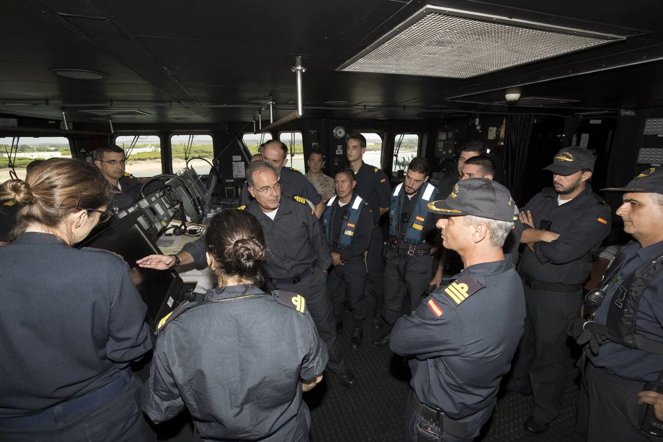 Antes de la salida de cada misión se realiza una sesión informativa con el comandante y oficiales.