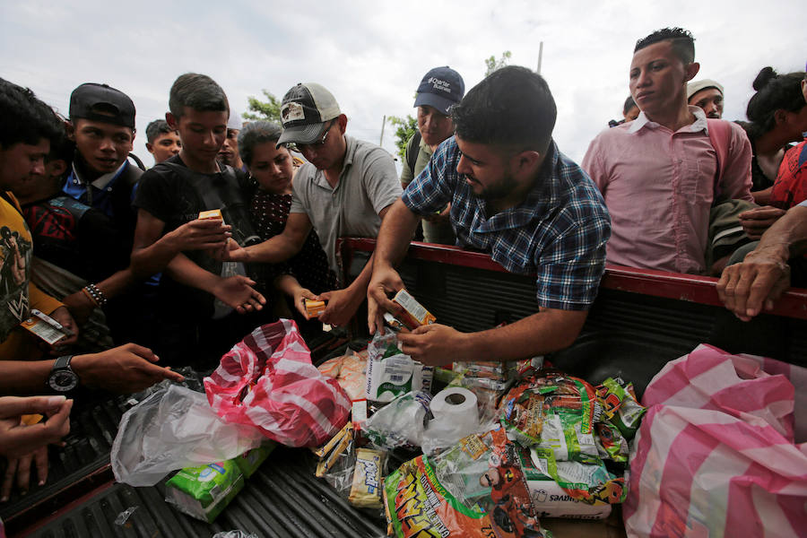 Familias completas iniciaron el sábado la marcha desde Honduras hacia Estados Unidos