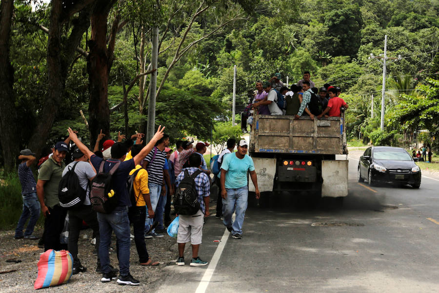 Familias completas iniciaron el sábado la marcha desde Honduras hacia Estados Unidos