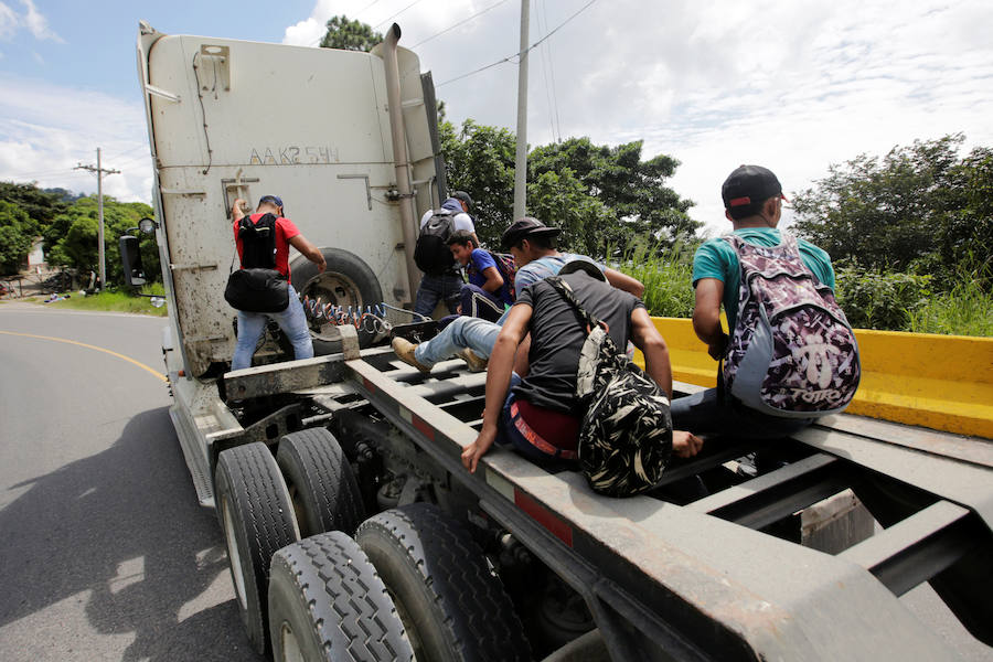 Familias completas iniciaron el sábado la marcha desde Honduras hacia Estados Unidos