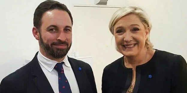 Abascal, con Le Pen en abril de 2017 en un encuentro en Perpiñán. :: vox