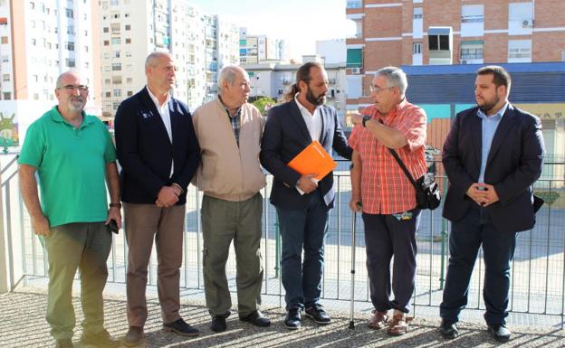 Juan Cassá (en el centro) y Javier Imbroda (segundo por la izquierda), junto a a vecinos del distrito.