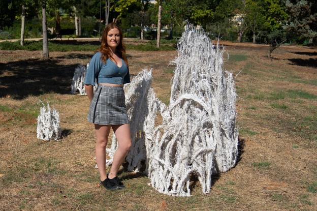 La escultora Tessa Gil posa junto a su obra 'Origin', que pretende ser un puente entre lo construido y la naturaleza. :: félix palacios