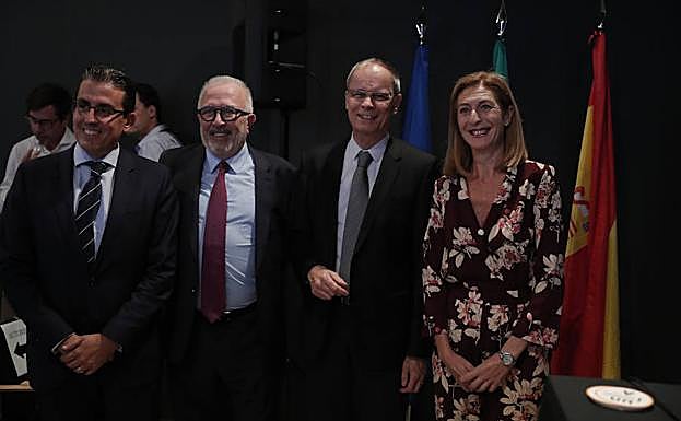 Tirole, entre la vicerrectora Chantal Pérez y el rector Sánchez Maldonado, junto a Sergio Corral. 