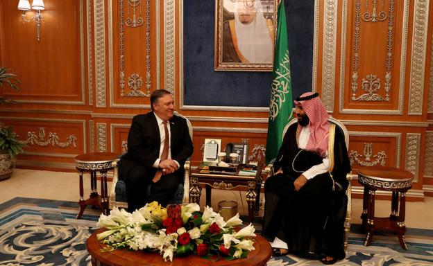 Mike Pompeo y el rey de Arabia Saudí, Salman bin Abdelaziz, este martes en Riad.