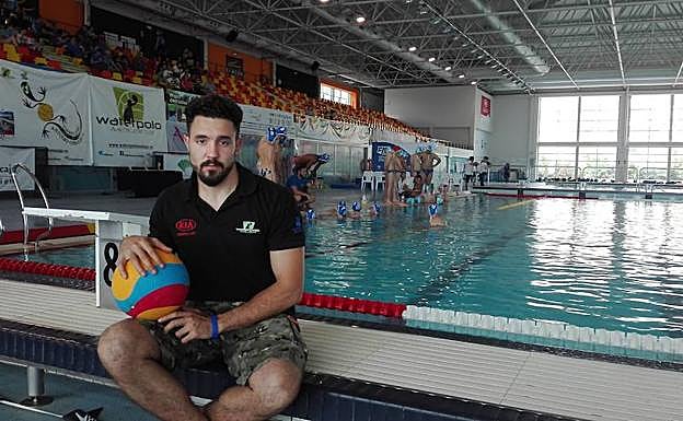 Sánchez, en las instalaciones de Inacua, donde dirige los entrenamientos del primer equipo del Waterpolo Málaga.