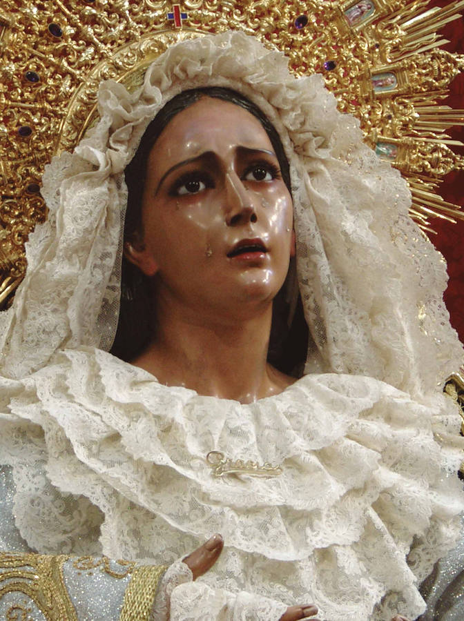 La muestra, organizada por la junta provincial de la Asociación Española contra el Cáncer (AECC), reúne en la calle Larios 45 fotos de Eduardo Nieto de las Vírgenes de Semana Santa y de la Patrona de Málaga. Más información  aquí .