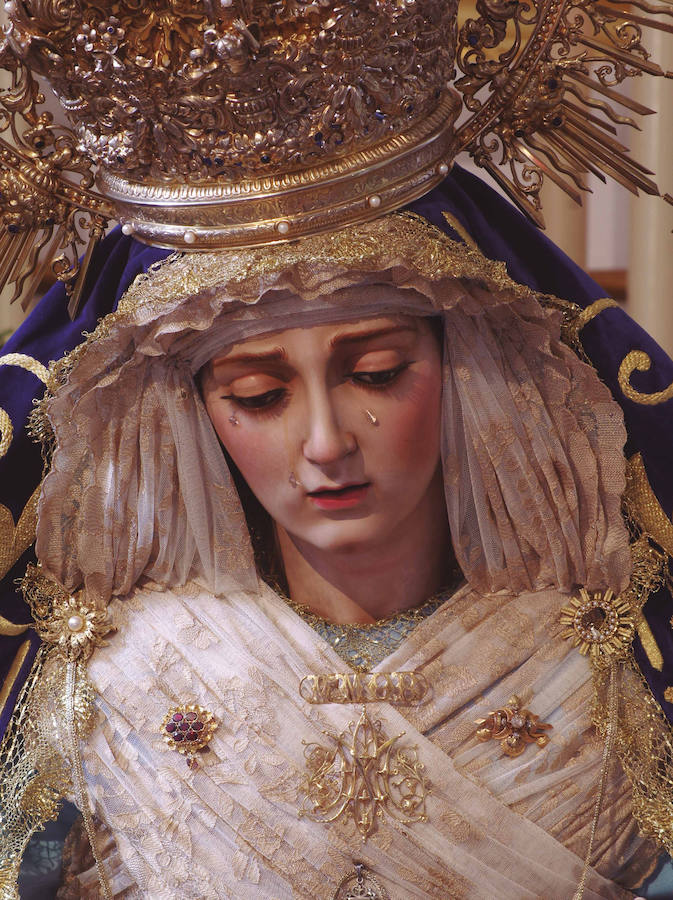 La muestra, organizada por la junta provincial de la Asociación Española contra el Cáncer (AECC), reúne en la calle Larios 45 fotos de Eduardo Nieto de las Vírgenes de Semana Santa y de la Patrona de Málaga. Más información  aquí .