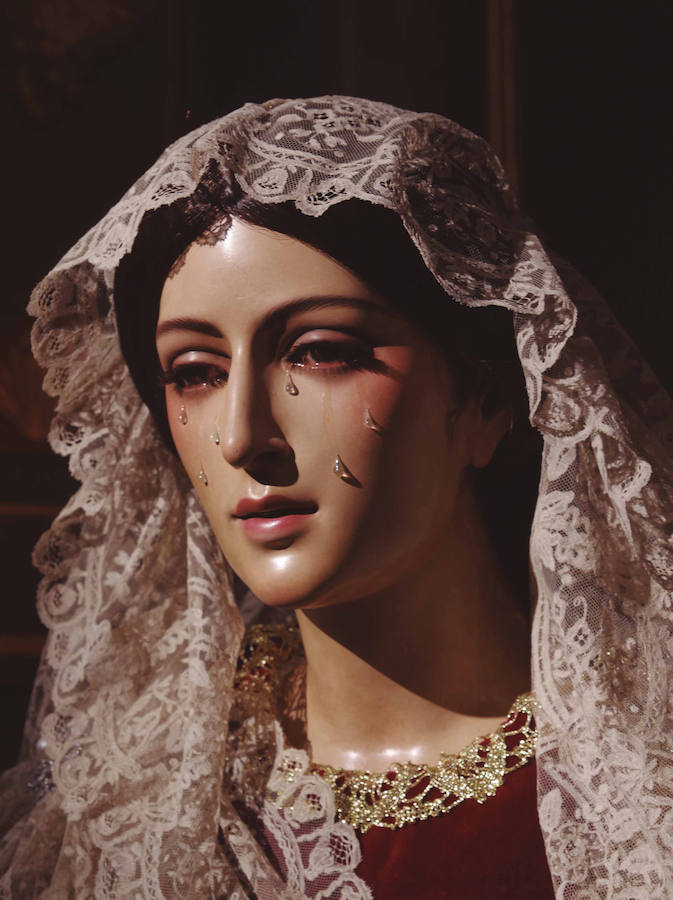 La muestra, organizada por la junta provincial de la Asociación Española contra el Cáncer (AECC), reúne en la calle Larios 45 fotos de Eduardo Nieto de las Vírgenes de Semana Santa y de la Patrona de Málaga. Más información  aquí .