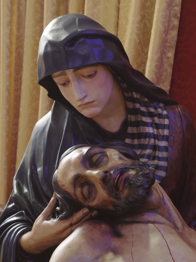 La muestra, organizada por la junta provincial de la Asociación Española contra el Cáncer (AECC), reúne en la calle Larios 45 fotos de Eduardo Nieto de las Vírgenes de Semana Santa y de la Patrona de Málaga. Más información  aquí .