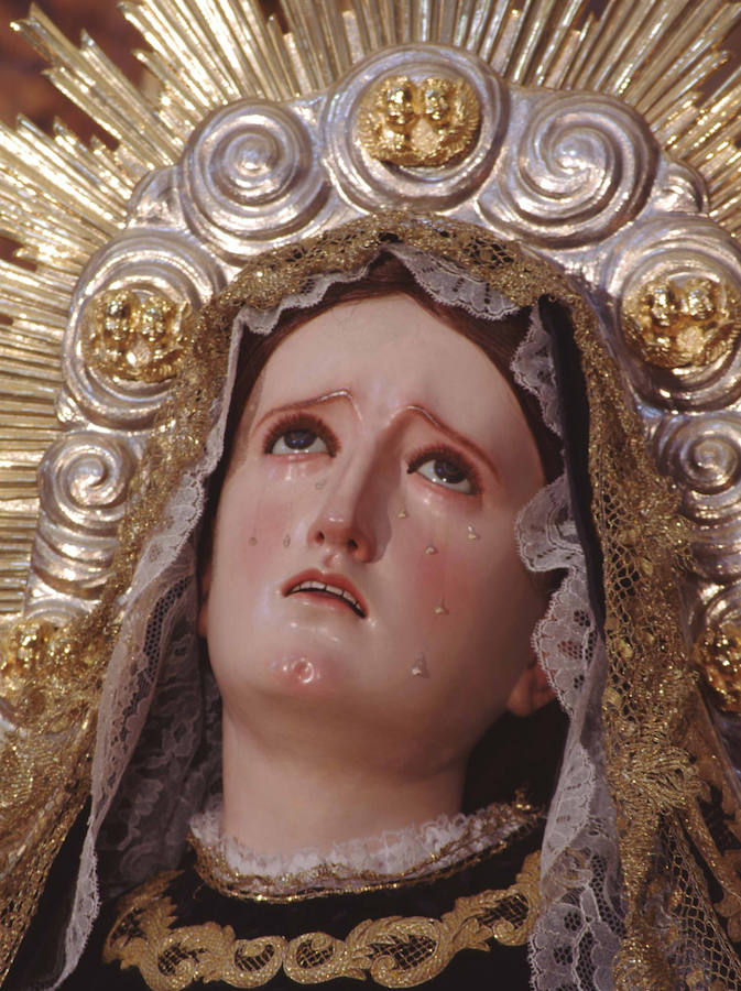 La muestra, organizada por la junta provincial de la Asociación Española contra el Cáncer (AECC), reúne en la calle Larios 45 fotos de Eduardo Nieto de las Vírgenes de Semana Santa y de la Patrona de Málaga. Más información  aquí .