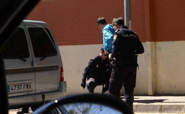 Agentes de la Policía Nacional cachean a un joven.