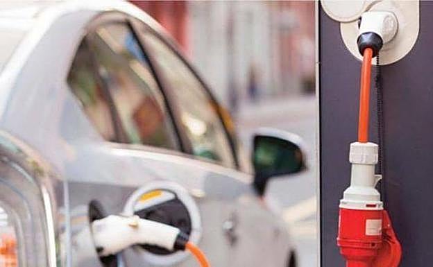 El tiempo y precio medios para cargar un coche eléctrico oscila bastante,
