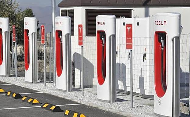 Una electrolinera con varios puestos de recarga de Tesla.