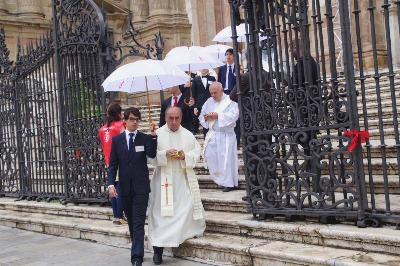 La capital vive un histórico acontecimiento. La previsión de lluvia desluce el seguimiento fuera de la basílica, donde hay numerosas sillas vacías