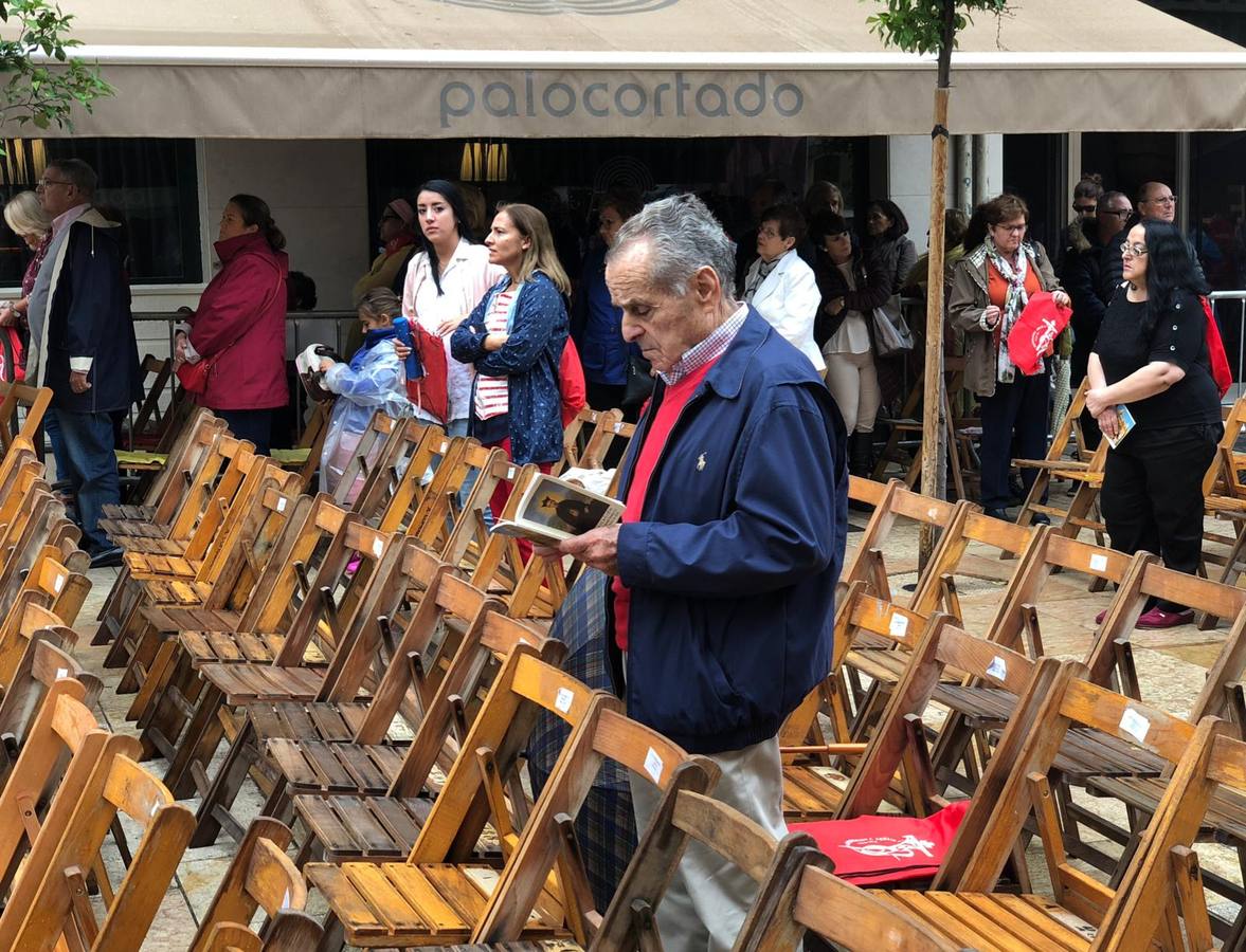 La capital vive un histórico acontecimiento. La previsión de lluvia desluce el seguimiento fuera de la basílica, donde hay numerosas sillas vacías