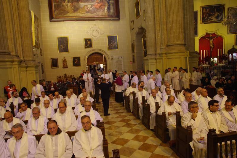 La capital vive un histórico acontecimiento. La previsión de lluvia desluce el seguimiento fuera de la basílica, donde hay numerosas sillas vacías